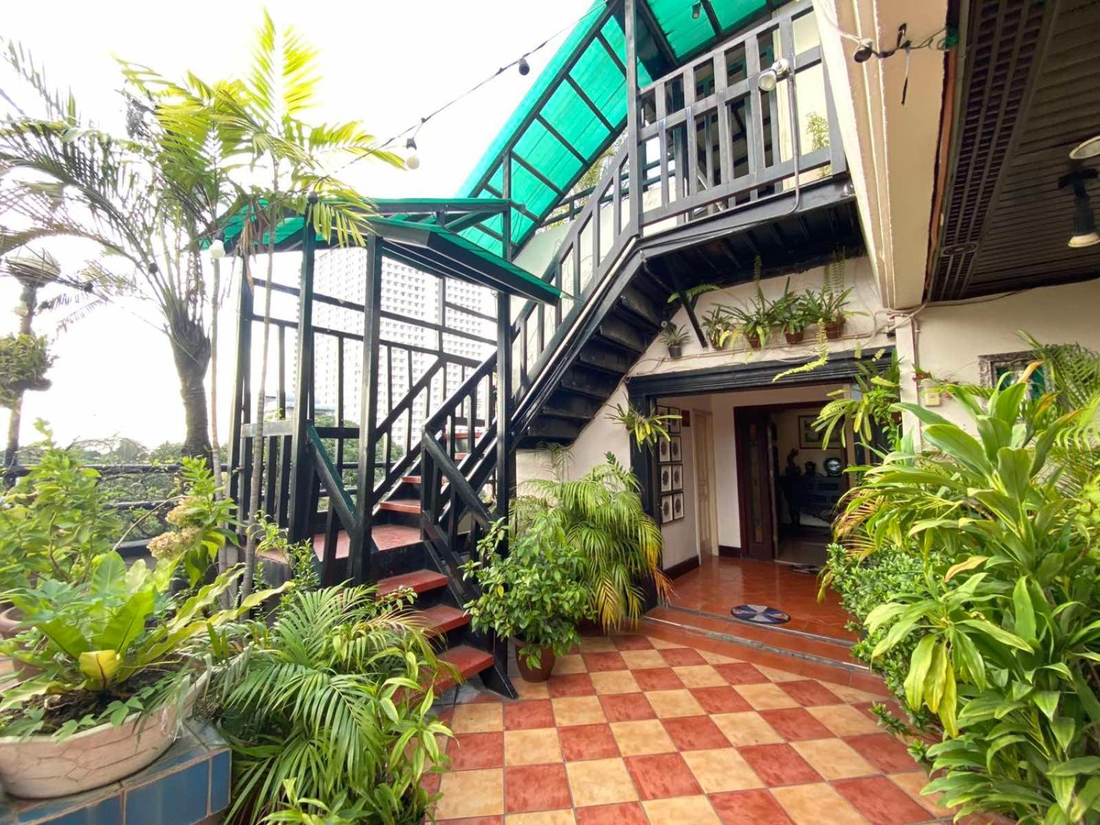 Stone House Quezon Hotel *